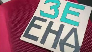 Photo of На место Зеленского в Раде принесли табличку с текстом «ЗЕ ЕНД»