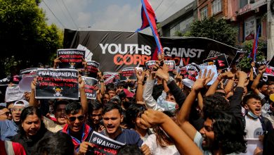 Photo of Десятки погибших, массовые поджоги и отставка премьера: что известно о протестах в Непале на фоне запрета соцсетей