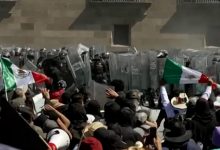 Photo of В ходе марша «поколения Z» в Мексике пострадали более 100 полицейских