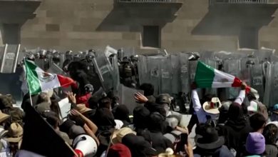 Photo of В ходе марша «поколения Z» в Мексике пострадали более 100 полицейских