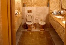 Photo of FT рассказала о влиянии скандала с золотым унитазом на Зеленского