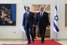 Photo of Axios узнал, что Нетаньяху попросил Трампа помочь ему с помилованием